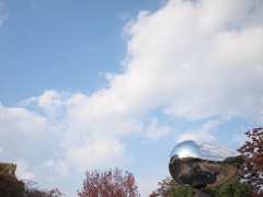 メタル・オブジェと青空