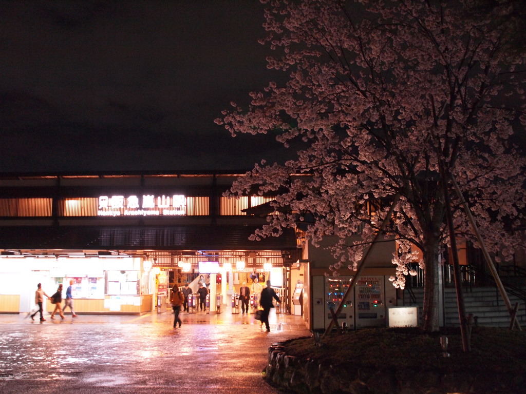 夜桜と阪急嵐山駅