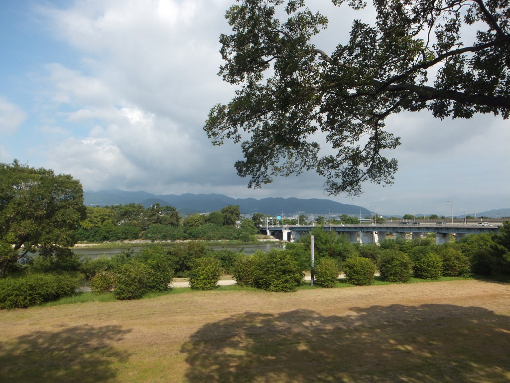 武庫川と六甲山系の山々