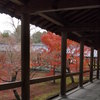 紅葉を愛でる廊下