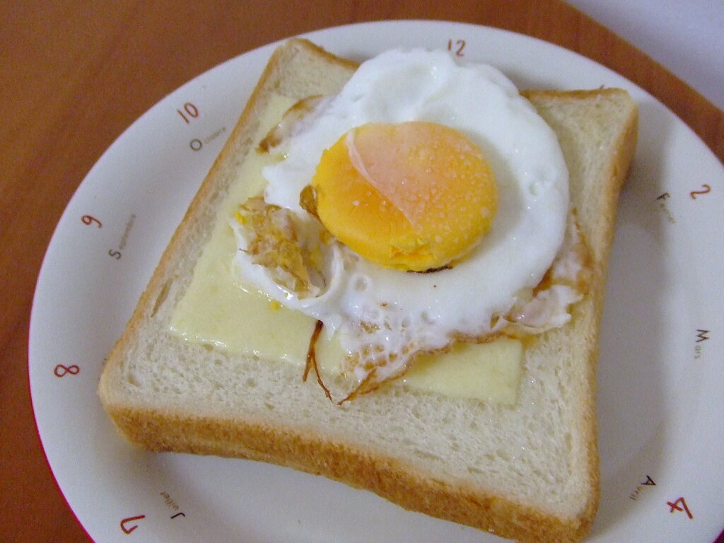 目玉焼きチーズトースト