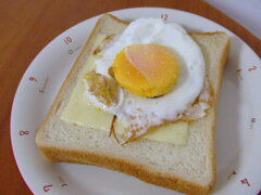 目玉焼きチーズトースト