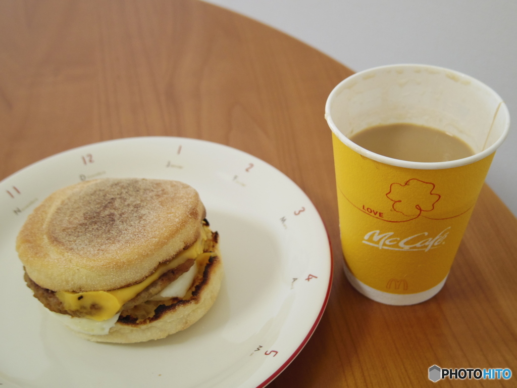 ソーセージエッグマフィン＆ホットコーヒー