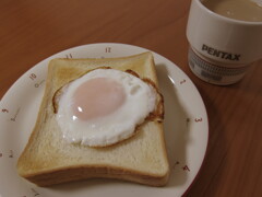 目玉焼きトーストとホットコーヒー