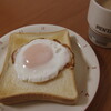 目玉焼きトーストとホットコーヒー