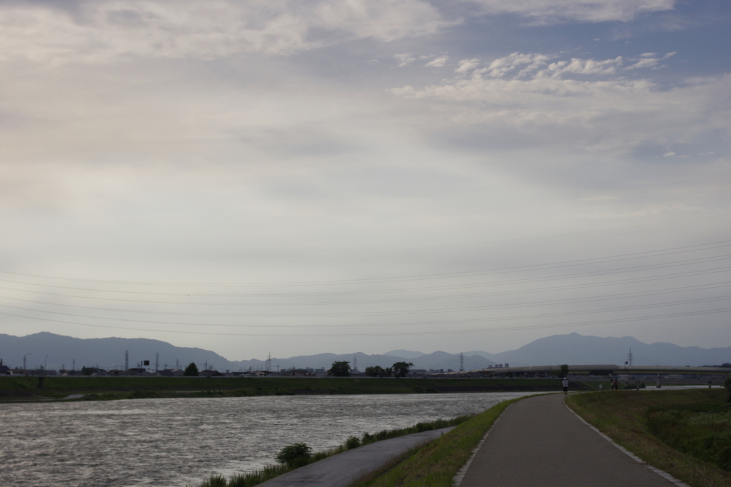 白い雲と電線と河原