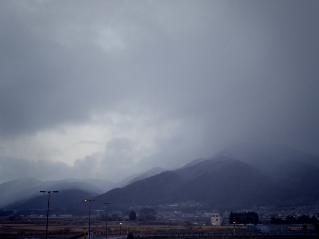 重なる山の姿