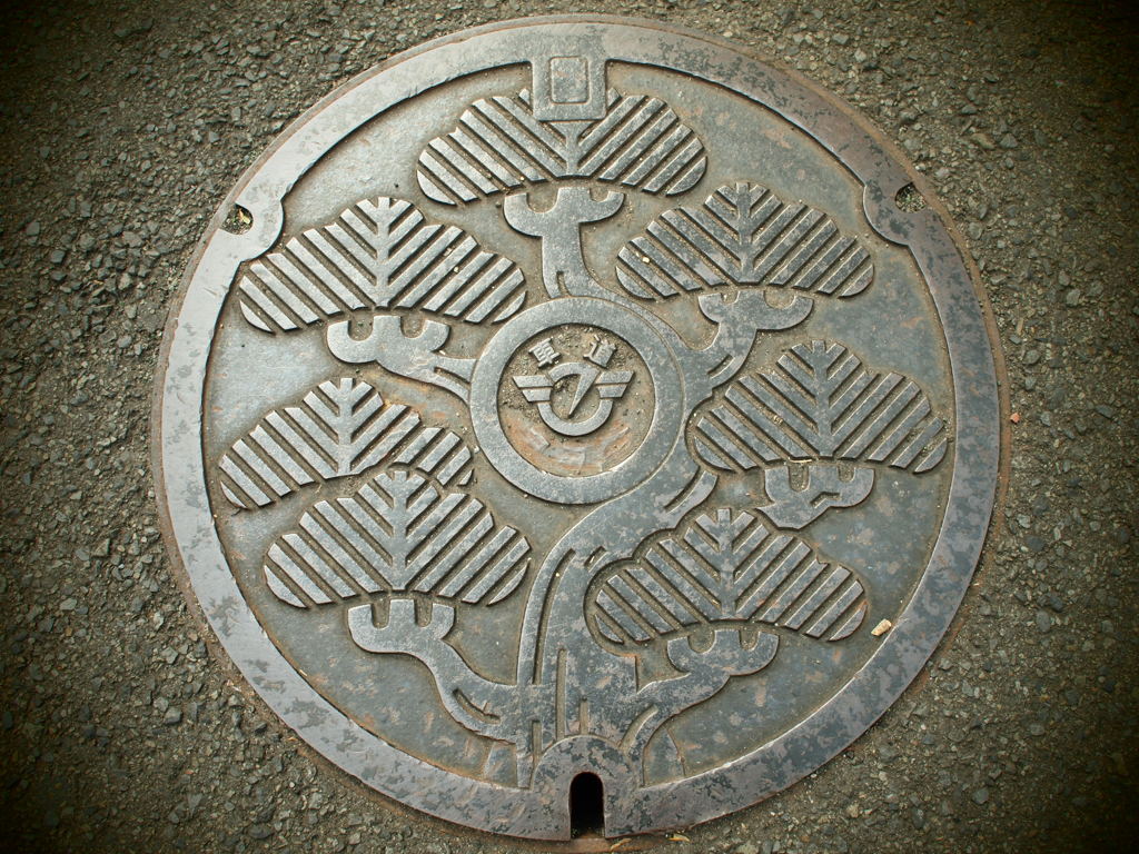 黒松のマンホール・アート