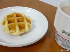 ベルギーワッフルとホットコーヒー