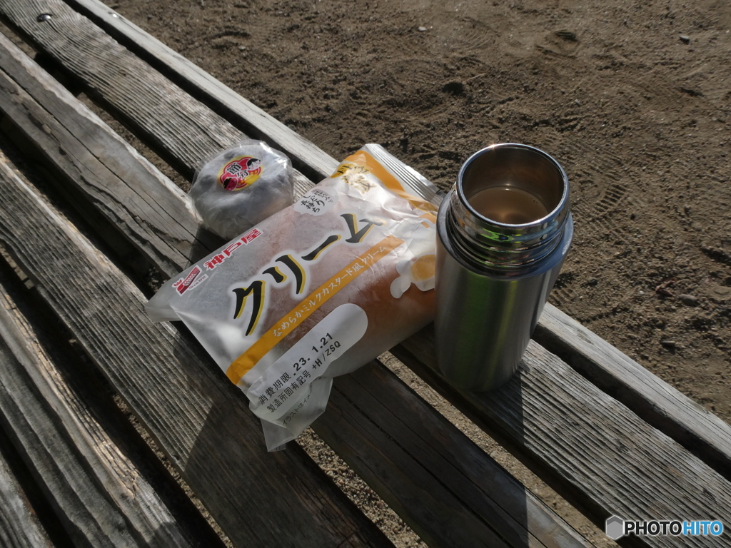 ホットコーヒー、豆大福とクリームパン