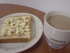 ツナマヨトーストとコーヒー