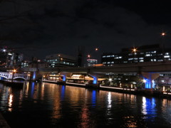 水晶橋と川面の光景