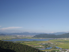 夏空と水辺の風景