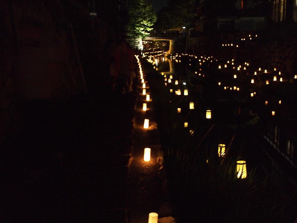 八幡堀を照らす灯り