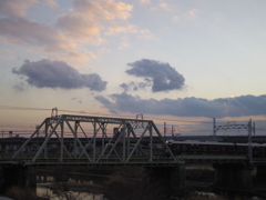 夕暮れの阪急電車と鉄橋