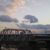 夕暮れの阪急電車と鉄橋