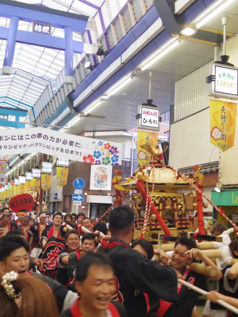神輿の熱気