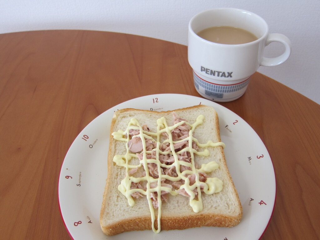 コーヒーとツナマヨトースト