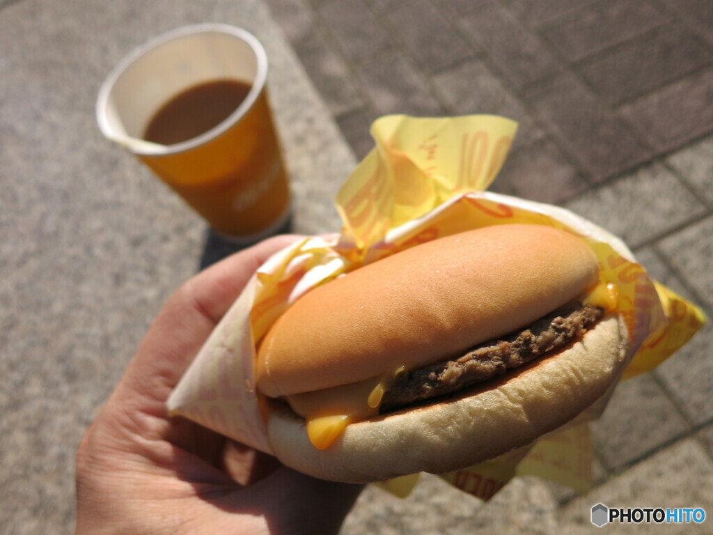 チーズバーガーとプレミアムローストコーヒー