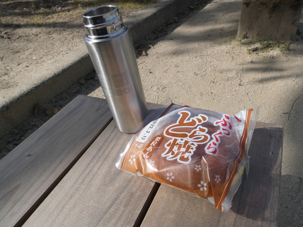 栗入りどら焼とホットコーヒー