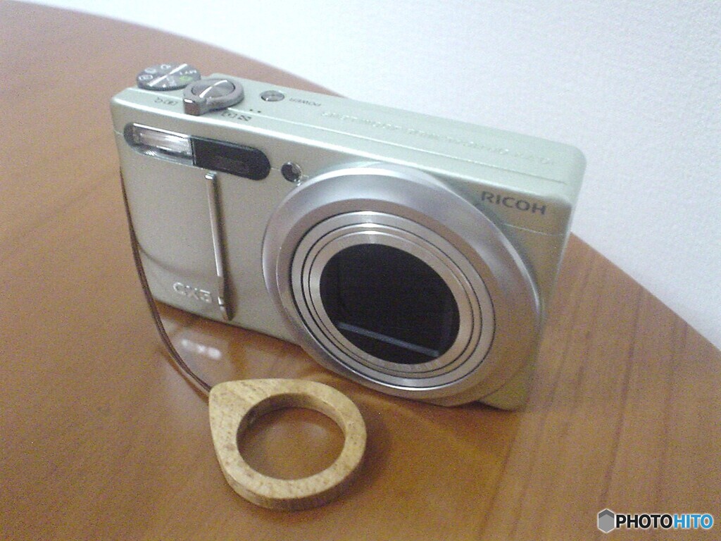 RICOH CX5 with wacca木製リングストラップ