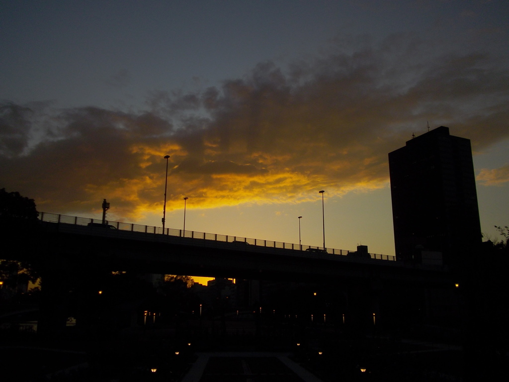 輝く雲と環状線