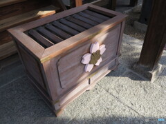 賽銭を　入れる箱にも　桜咲く