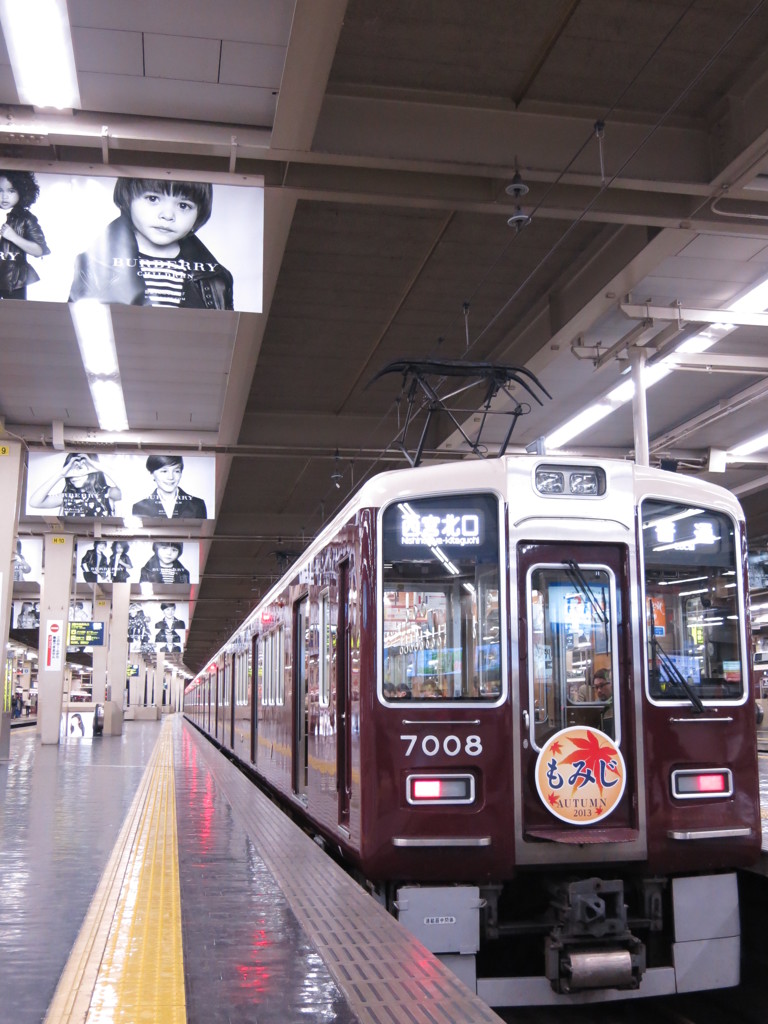 電車の紅葉