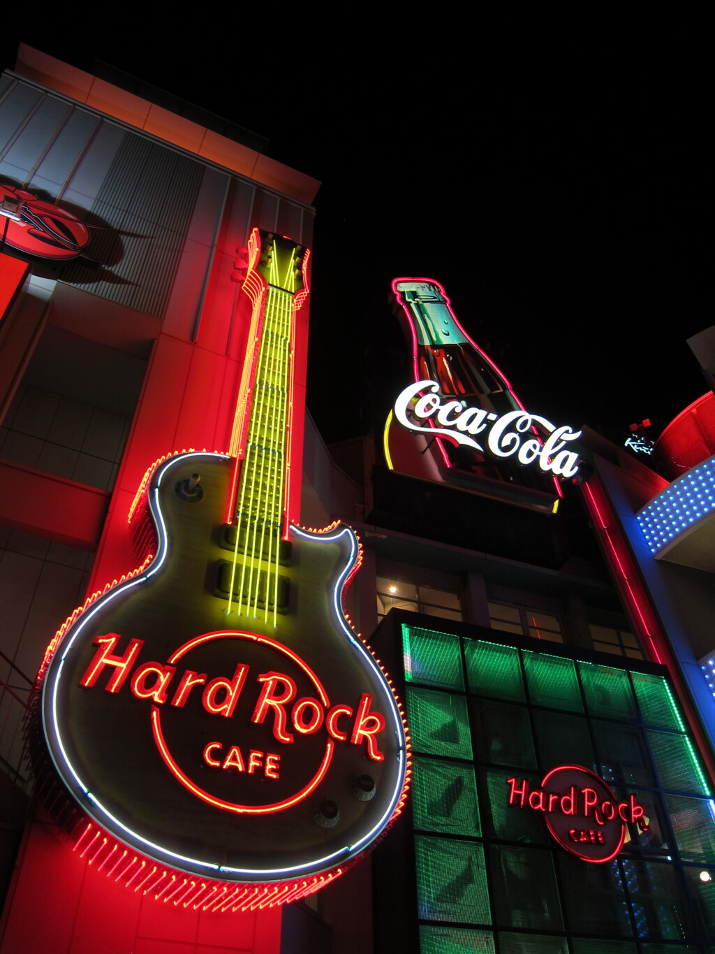 Hard Rcok CAFE & Coca-Cola