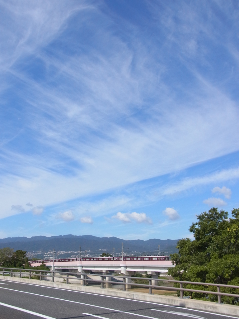 白い雲、青い空と阪急電車