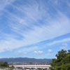 白い雲、青い空と阪急電車