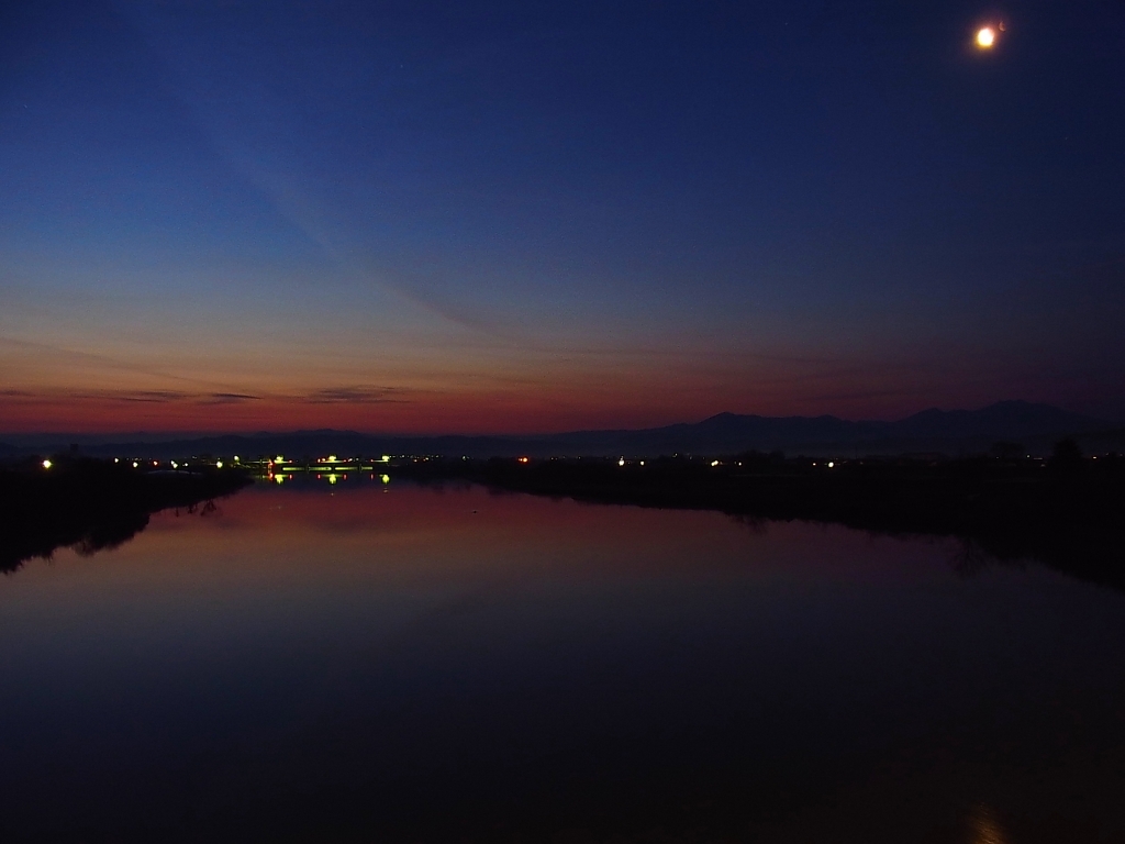 夜明け前と月