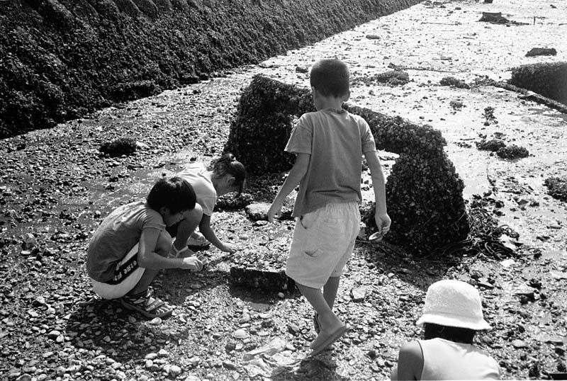 市場の脇で子供達