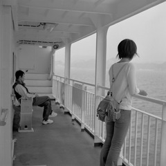 長崎市の沖合に浮かぶ炭鉱の島・池島から帰る船上のTABIさん・その壱