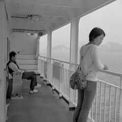 長崎市の沖合に浮かぶ炭鉱の島・池島から帰る船上のTABIさん・その弐