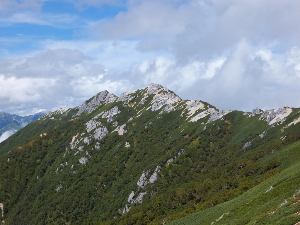 燕山荘から望む燕岳