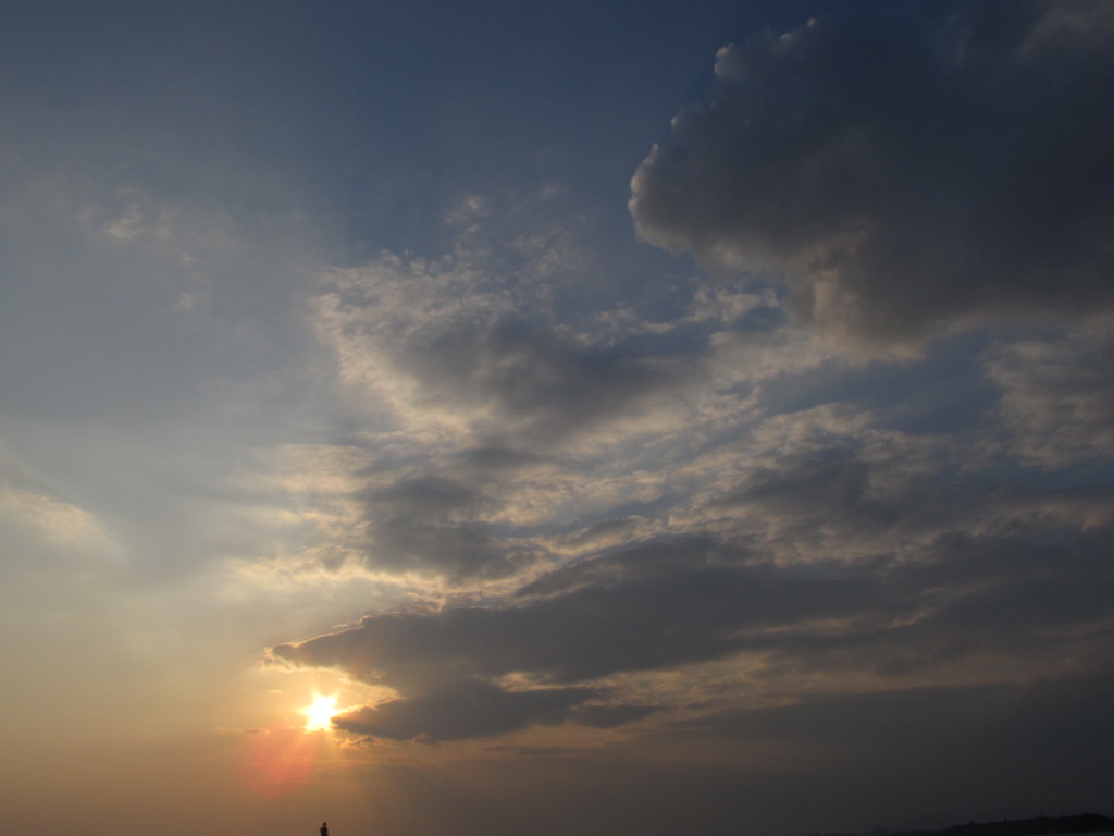 隠れそうな夕日