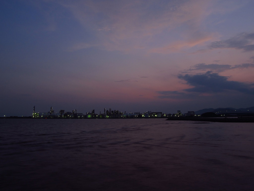 海と工場と空