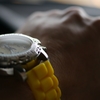 ハンドル握る手に黄色い時計