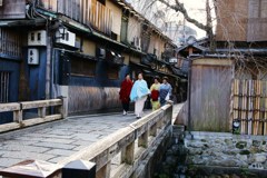 花街の暮れの風物詩”事始め”祇園巽橋颯爽と