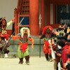 威嚇する鬼たち