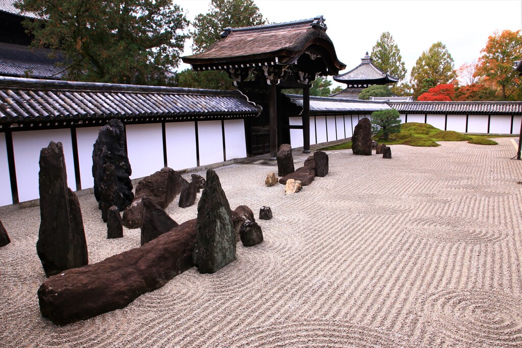 枯山水の庭に彩りを添える紅葉