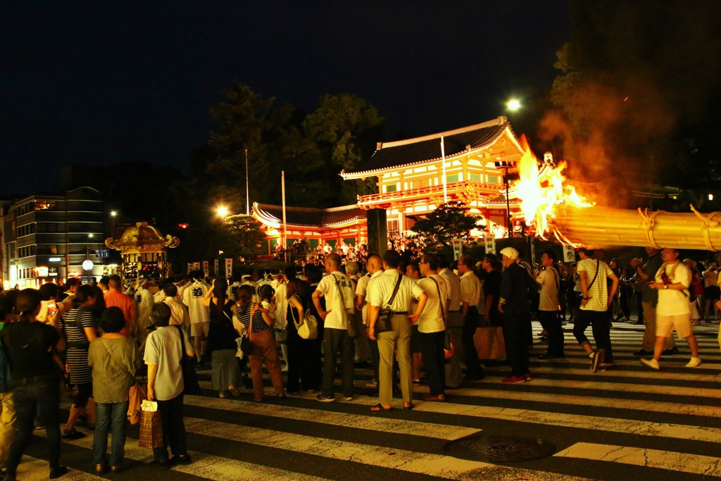 八坂神社・西桜門前