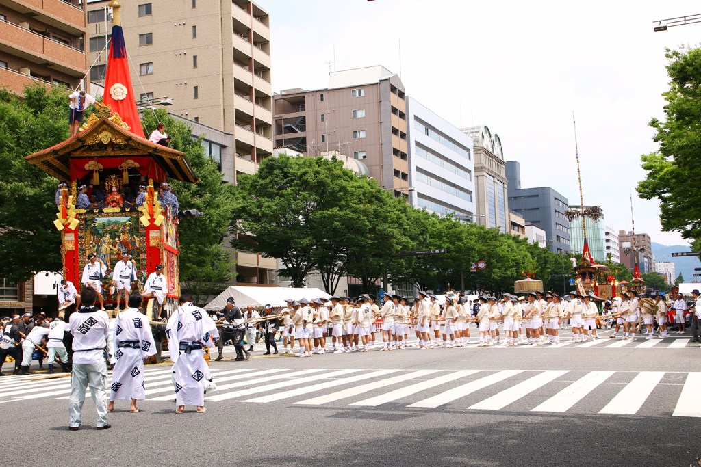 都大路を行く