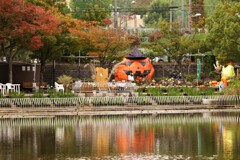 池の畔のハロウイン