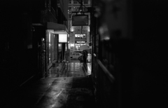雨、路地裏