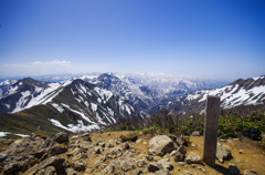 春の谷川岳、山頂から。