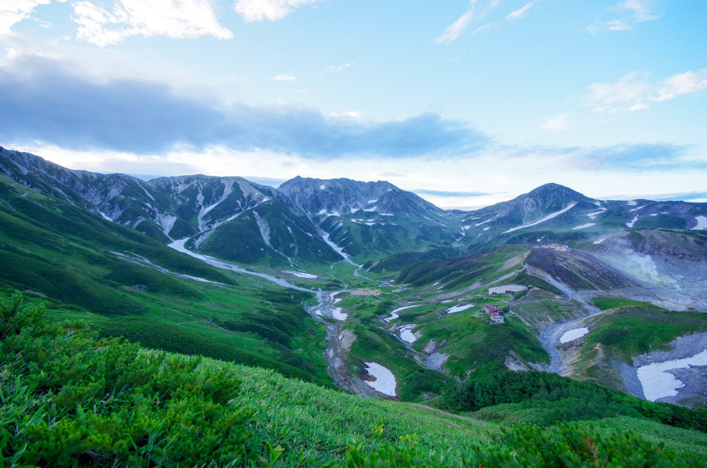 朝の立山三山。