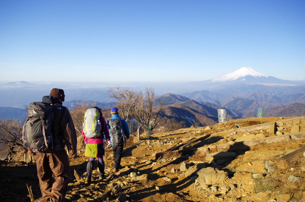 下山を開始する仲間と富士山。