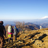 下山を開始する仲間と富士山。